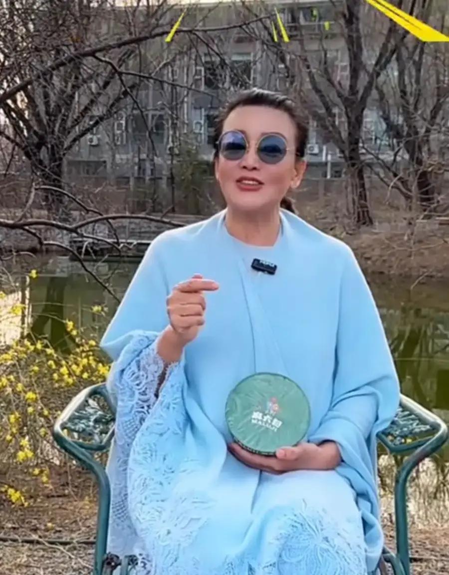 张兰离开儿子，反而更美了。

她在夕阳下穿一身蓝裙子，笑眯眯地说：“人一顺，什么