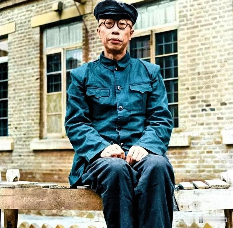 建国之后，经过思想改造的军统战犯沈醉，回忆了同为改造人员的末代皇帝溥仪一桩十分窘