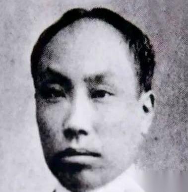 200块钱，修了一座差点被野草彻底吞没的旧坟。
坟里躺着的，是那个在近代史上绝对