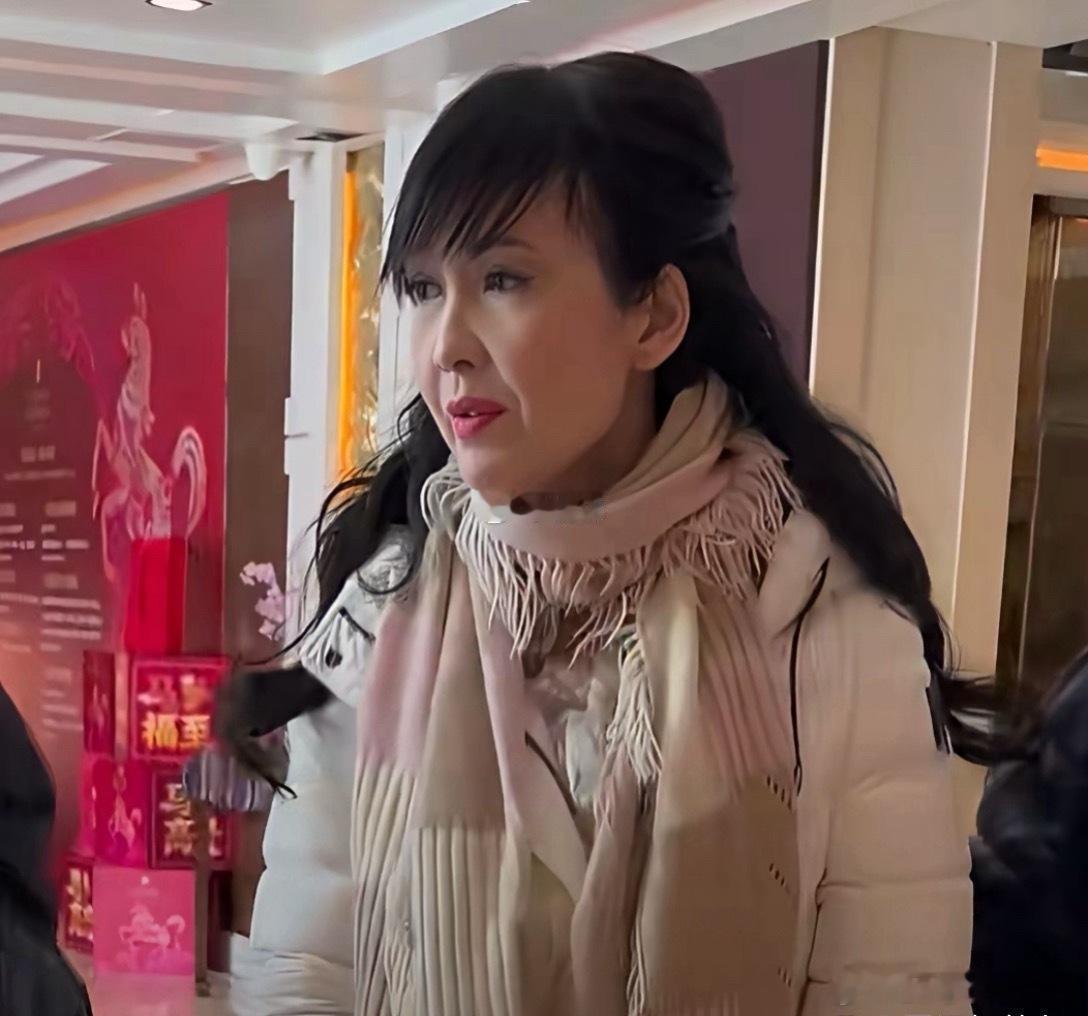 周慧敏咋变成这样了？看着像个老太太。 