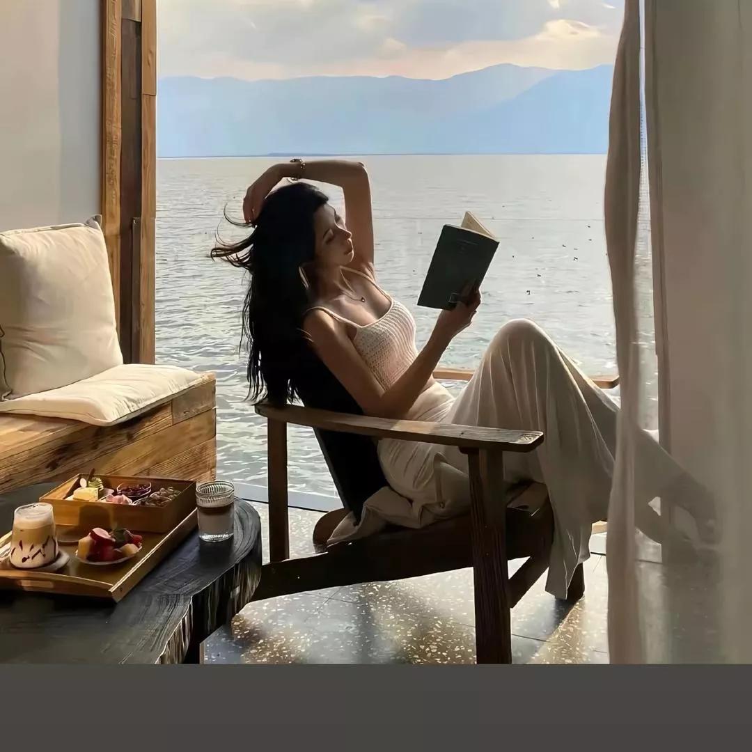 湖畔静坐，阅读时光，悠然自得花树上的小憩 禅意静坐 闻香静坐 湖畔静景 户外静坐