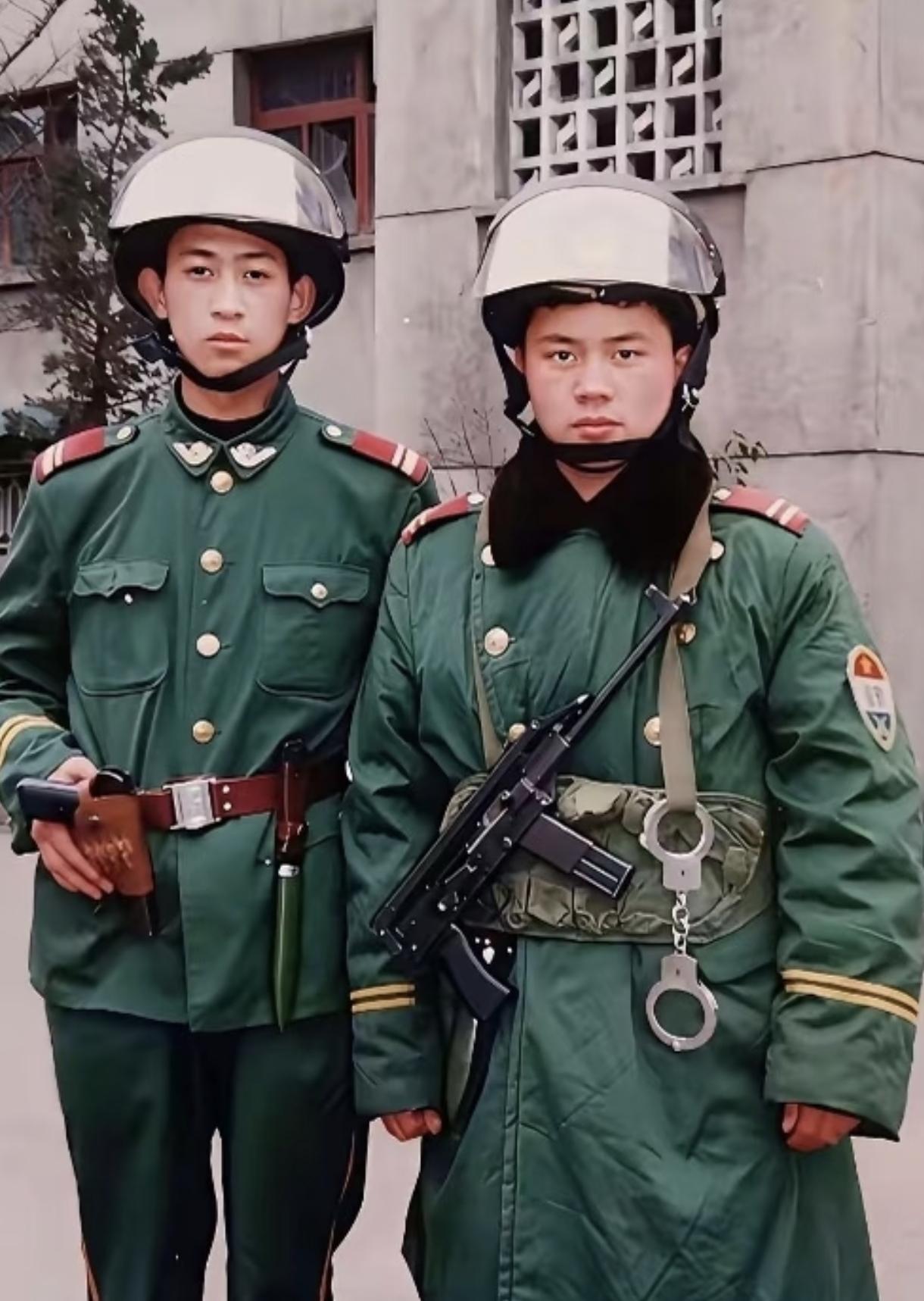 79式微冲，连发2秒不到，射完了。有效射程100-200米 ，54 式同样弹有效