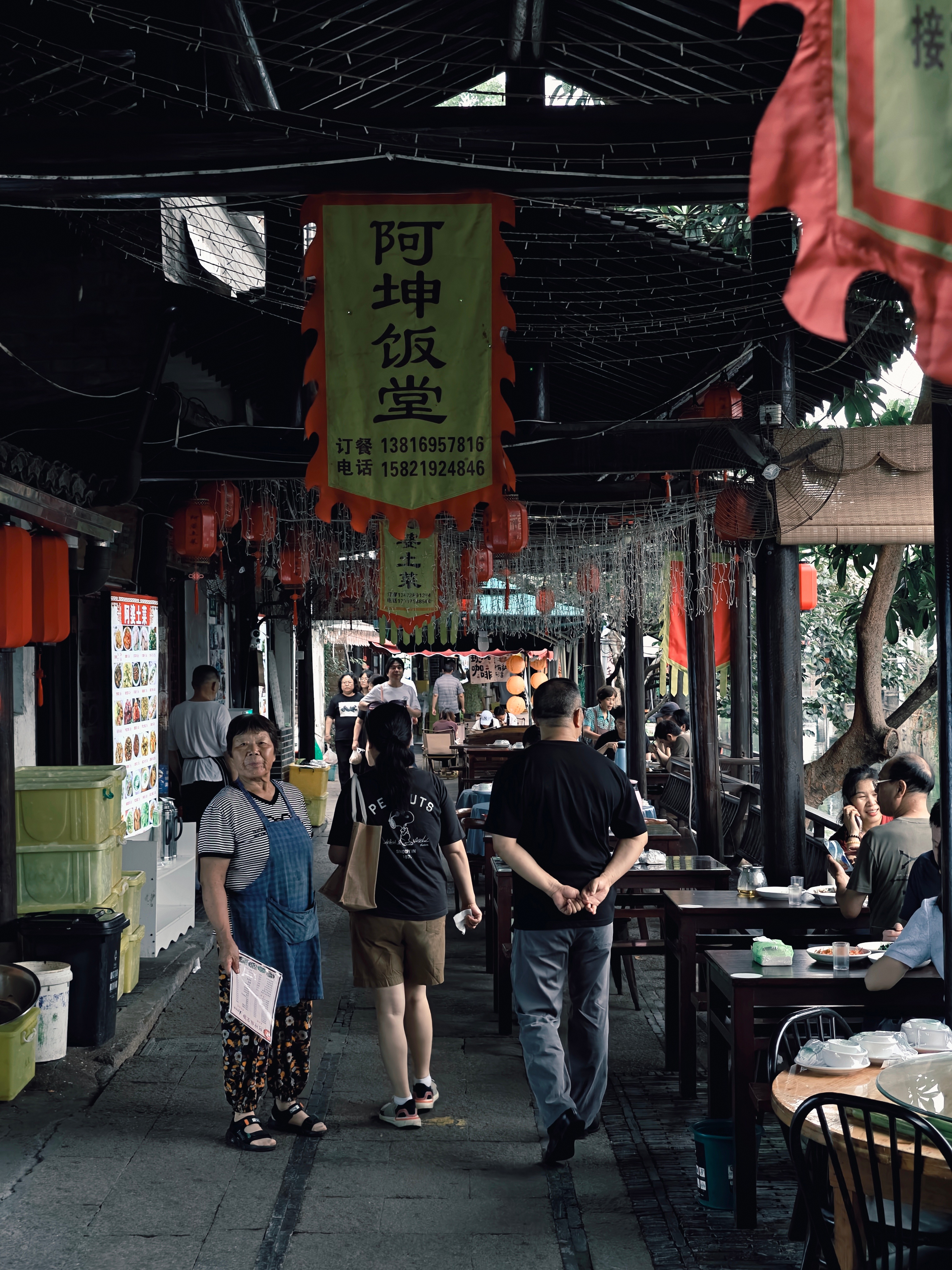 新场古镇。正面是国人经商的天赋，背面是种菜的技能。乡村古镇  ​​​