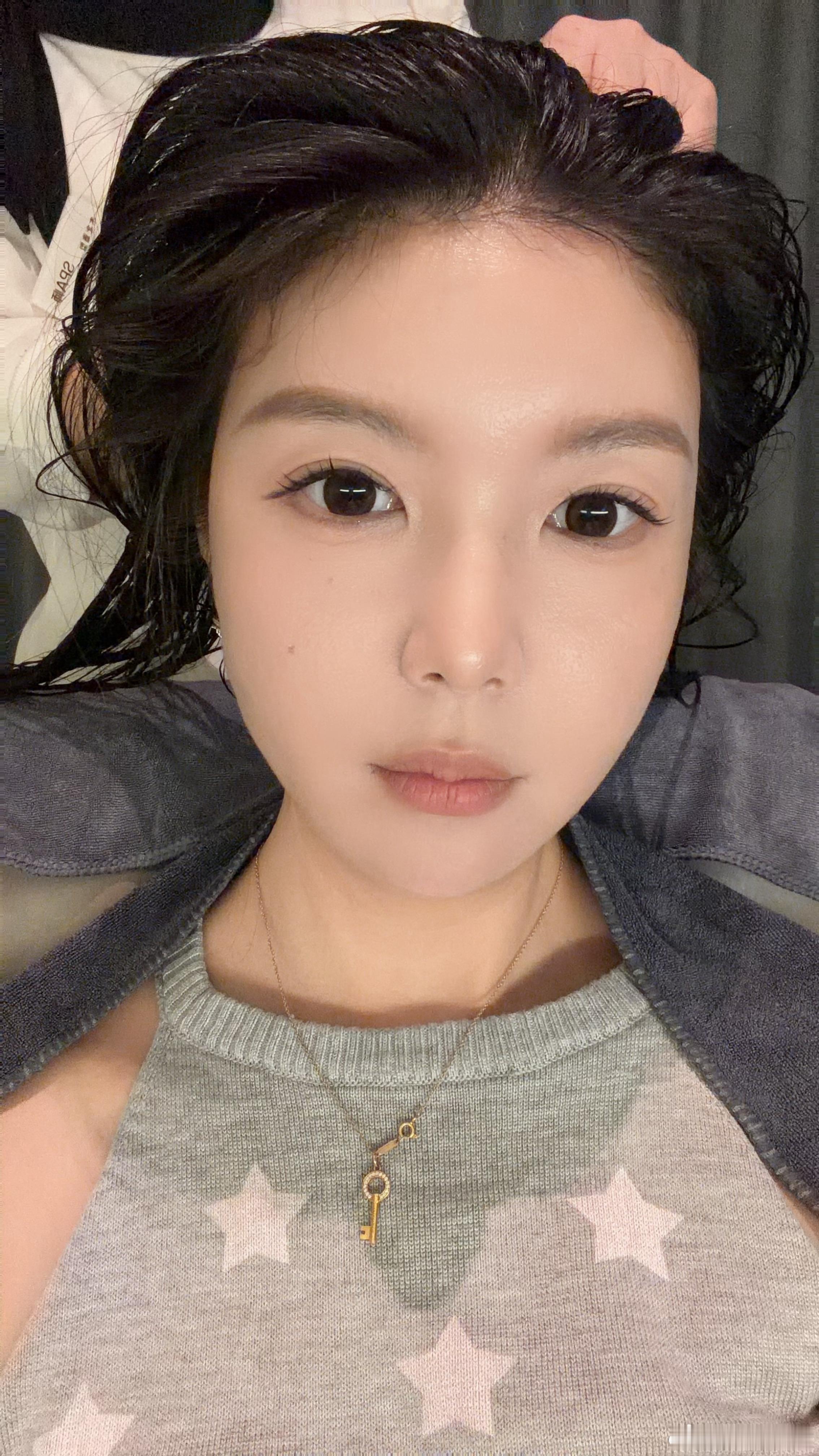 当女生太麻烦了天天头发要弄，指甲要搞男生没这些烦恼吧？