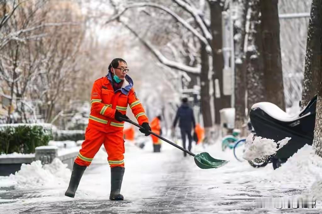 昨晚的一场雪，犹如一床白色的被子，覆盖了高平街头巷尾。再过两个小时后，勤劳的环卫