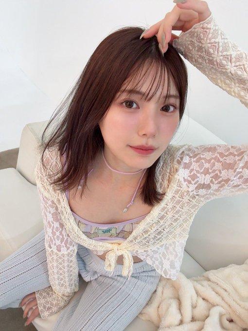 石川澪这样的女孩，看一眼就让人心动。她2002年出生，被网友称为“可爱教主”“澪