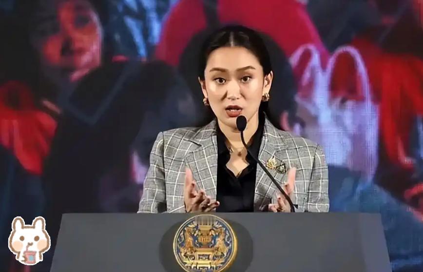 泰国政坛正在上演罕见一幕，而且地点就在中国！

9月8日晚，佩通坦突然晒出一组在