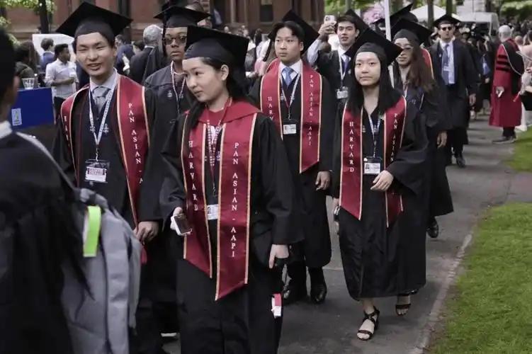 特朗普在访问中国的时候称：希望中国学生能赴美留学，并承认自己与部分右翼支持者之间