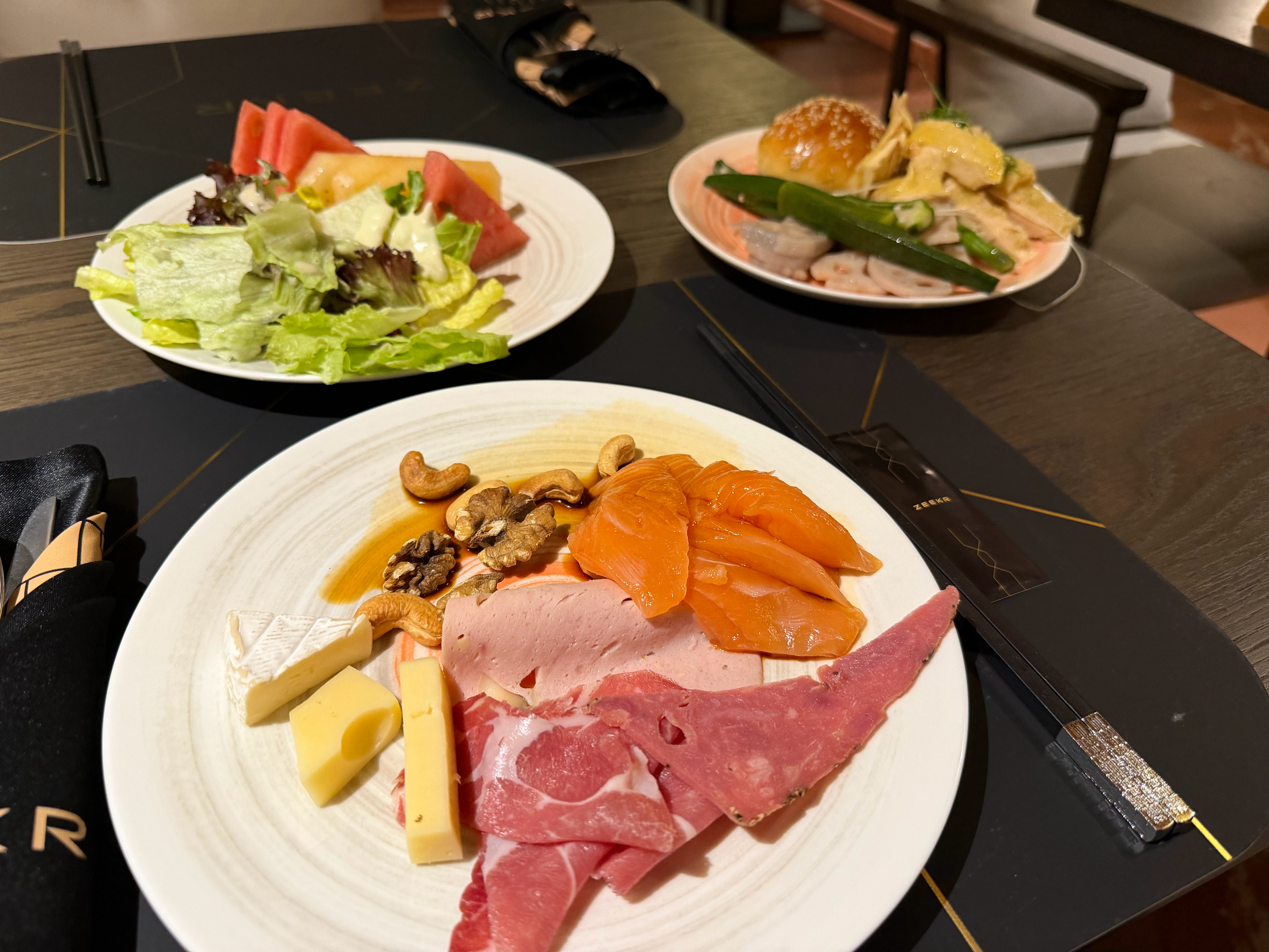 跑完是真饿啊又加了2面包和一点水果忘了拍这肥不好减啊！晚上继续散步吧 上海