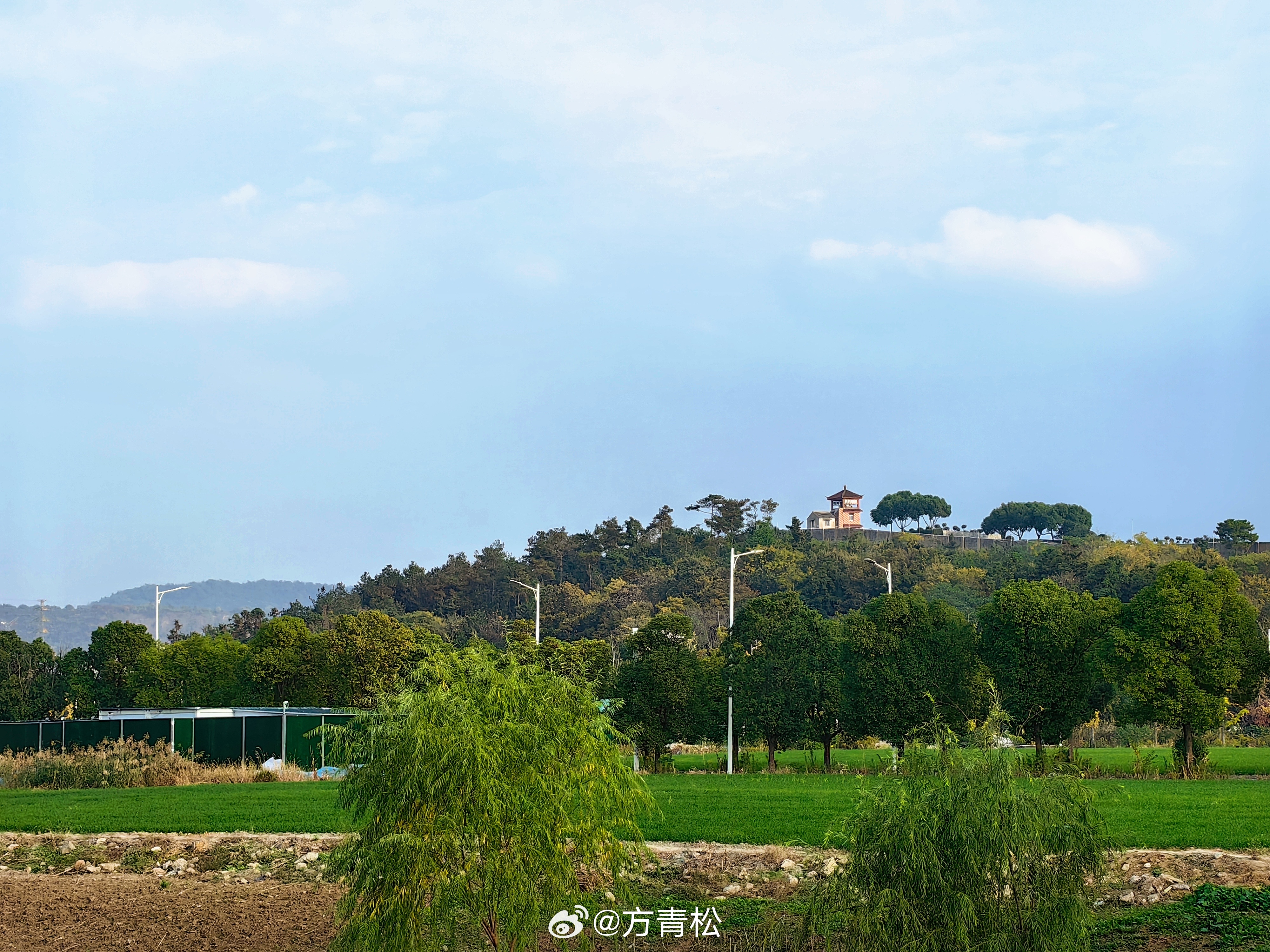 鲤鱼山“地处南京光华门外上坊境内，占地百余亩，山势雄伟、环境幽静，左倚青龙山，右