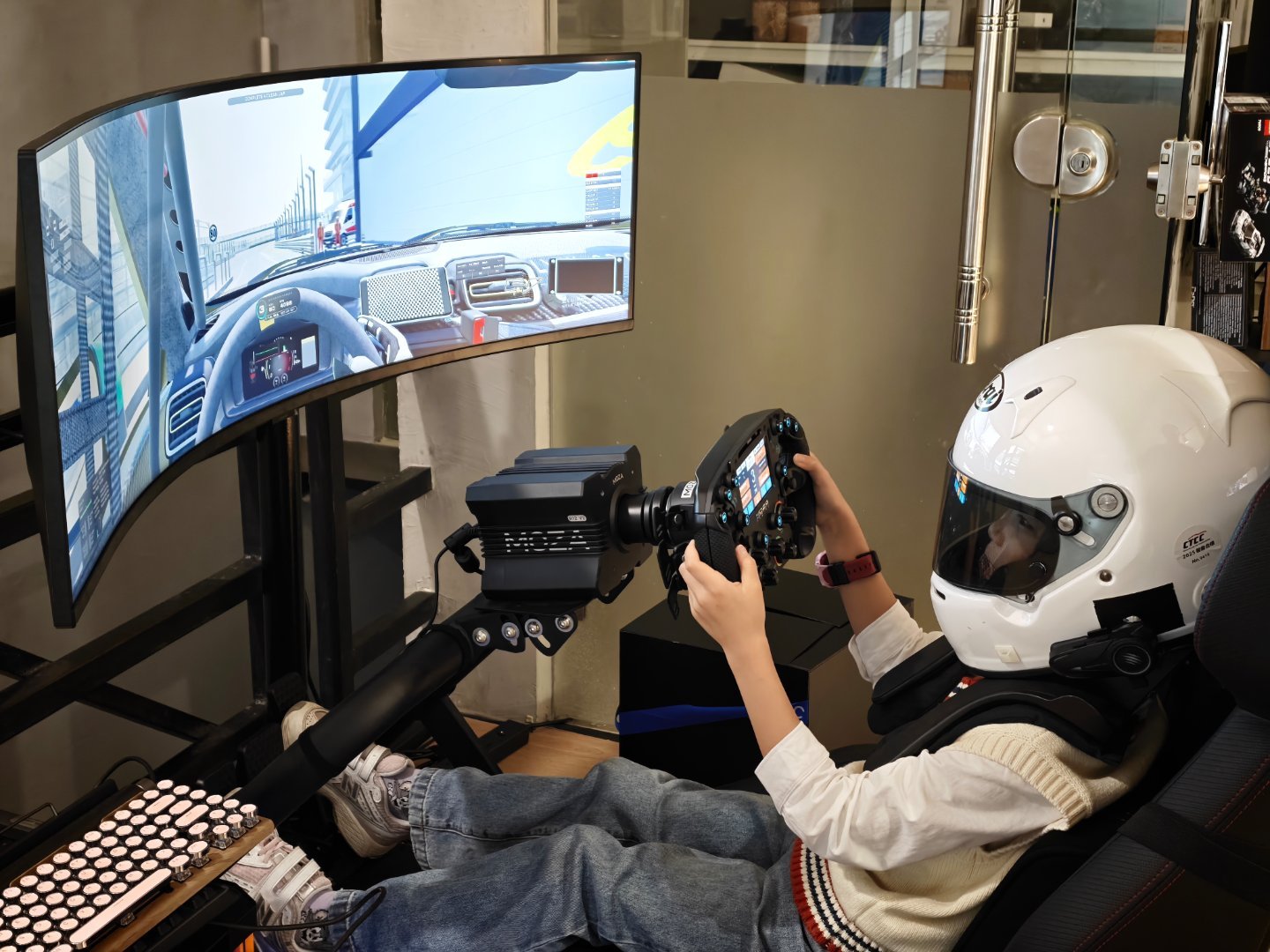 昨天来找我们玩，她女儿在没有任何引导的情况，主动带上了头盔然后开始驾驶模拟器[允