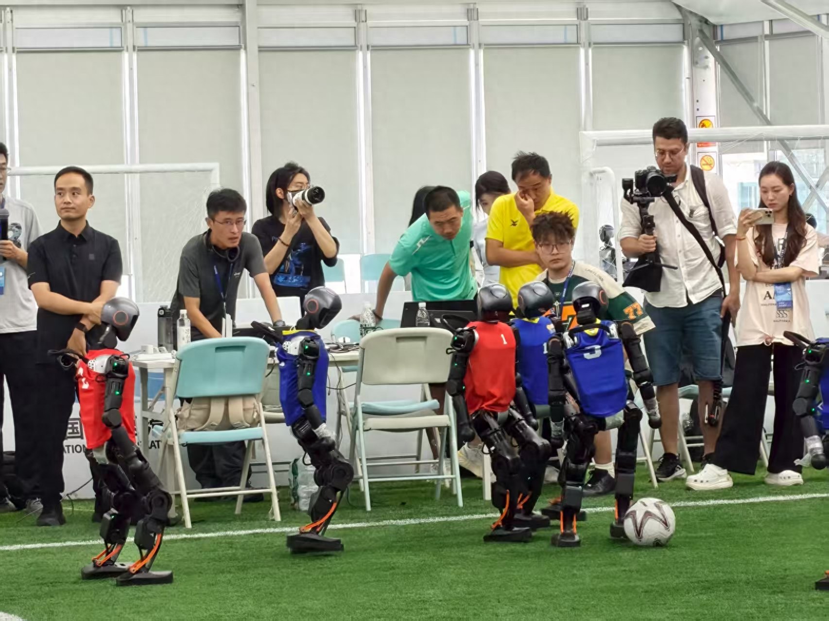 赛前探营｜中外战队备战人形机器人足球赛，竞技场上拼“内功”