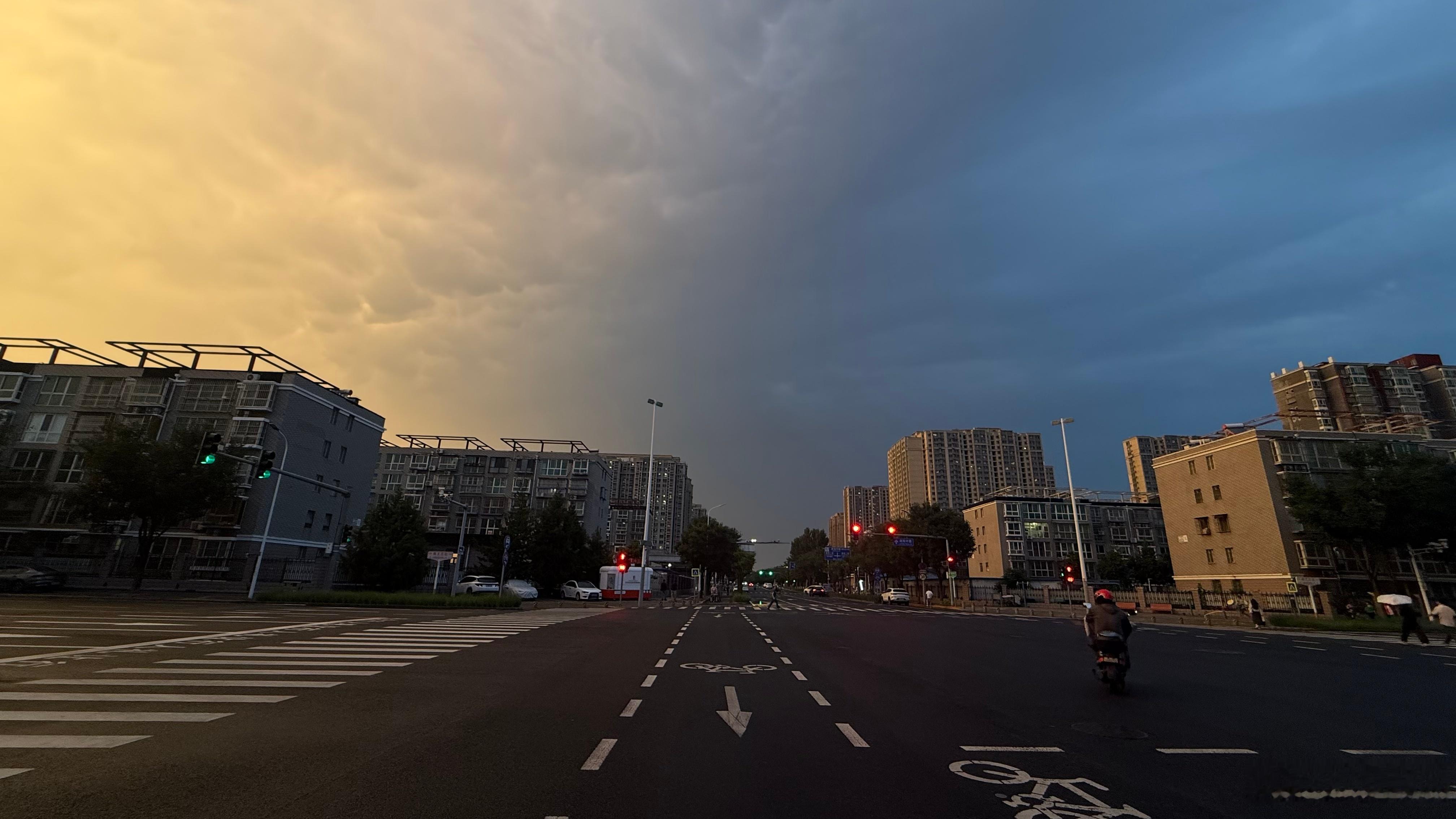 北京暴雨后的天空，这是真的橘子海，原图直出纯天然的 