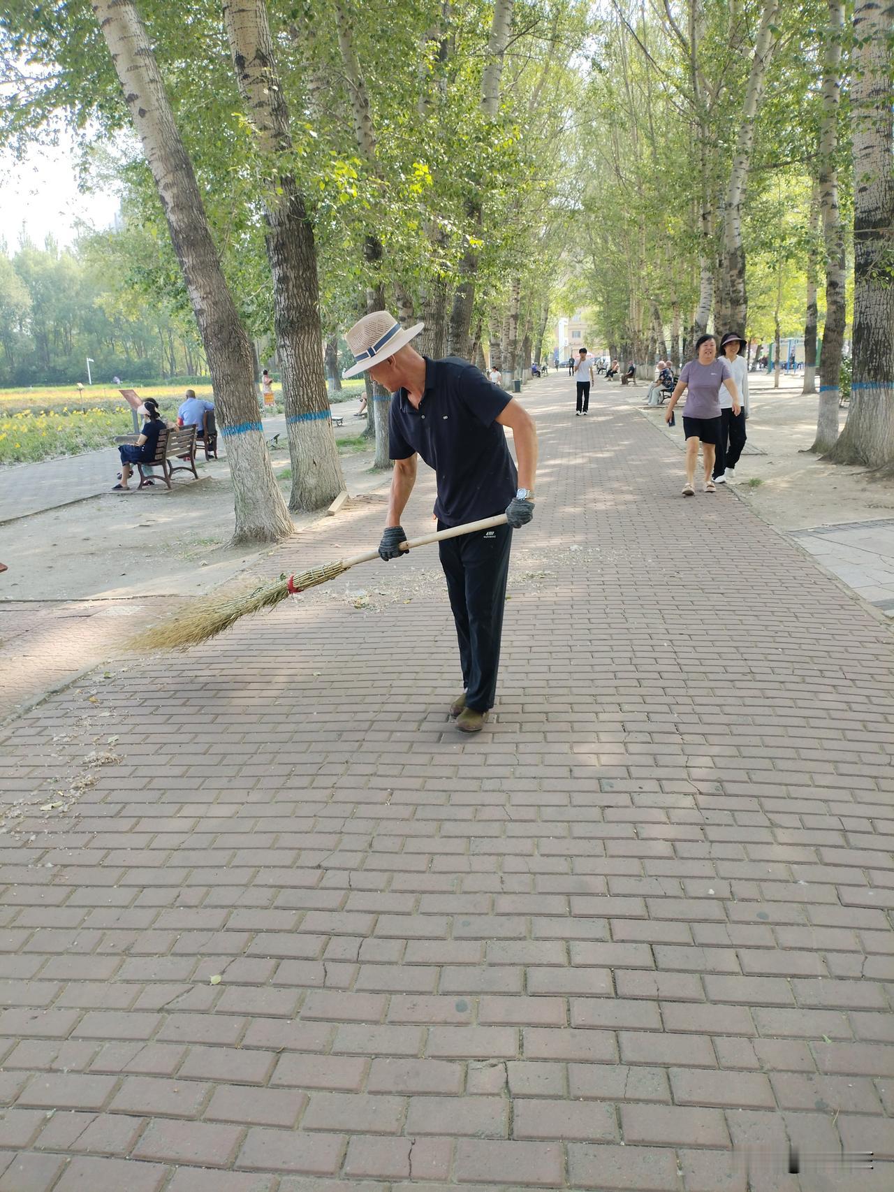 扫街人
杨柳飞絮一扫光，
有人享受有人忙。
春夏秋冬岂一样，
请续句……
（大道