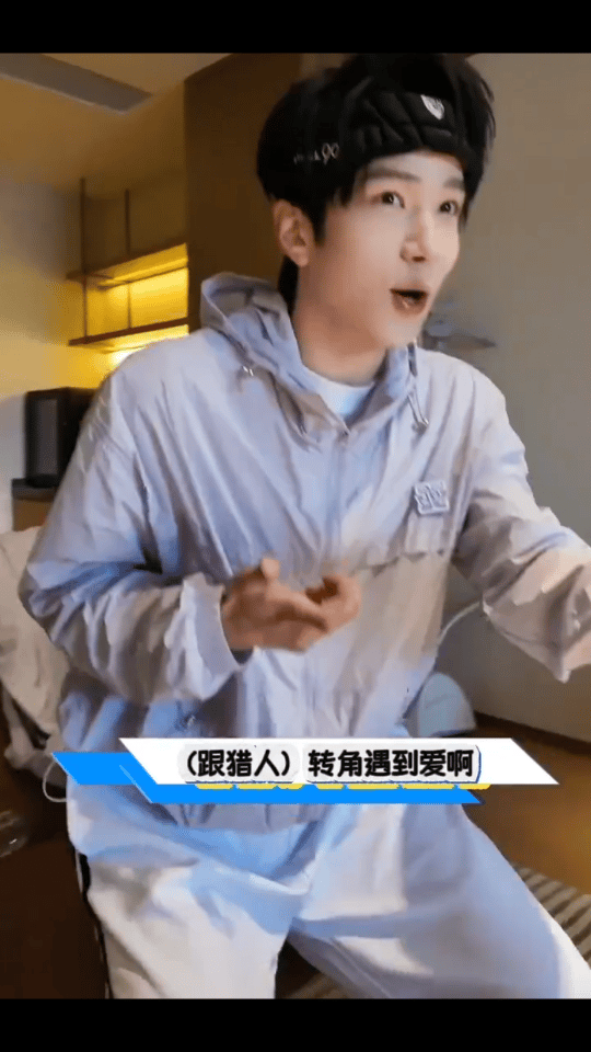 #余承恩和猎人转角遇到爱# 余承恩这也算是有惊无险吧[哈哈]和队友讨论任务进度太