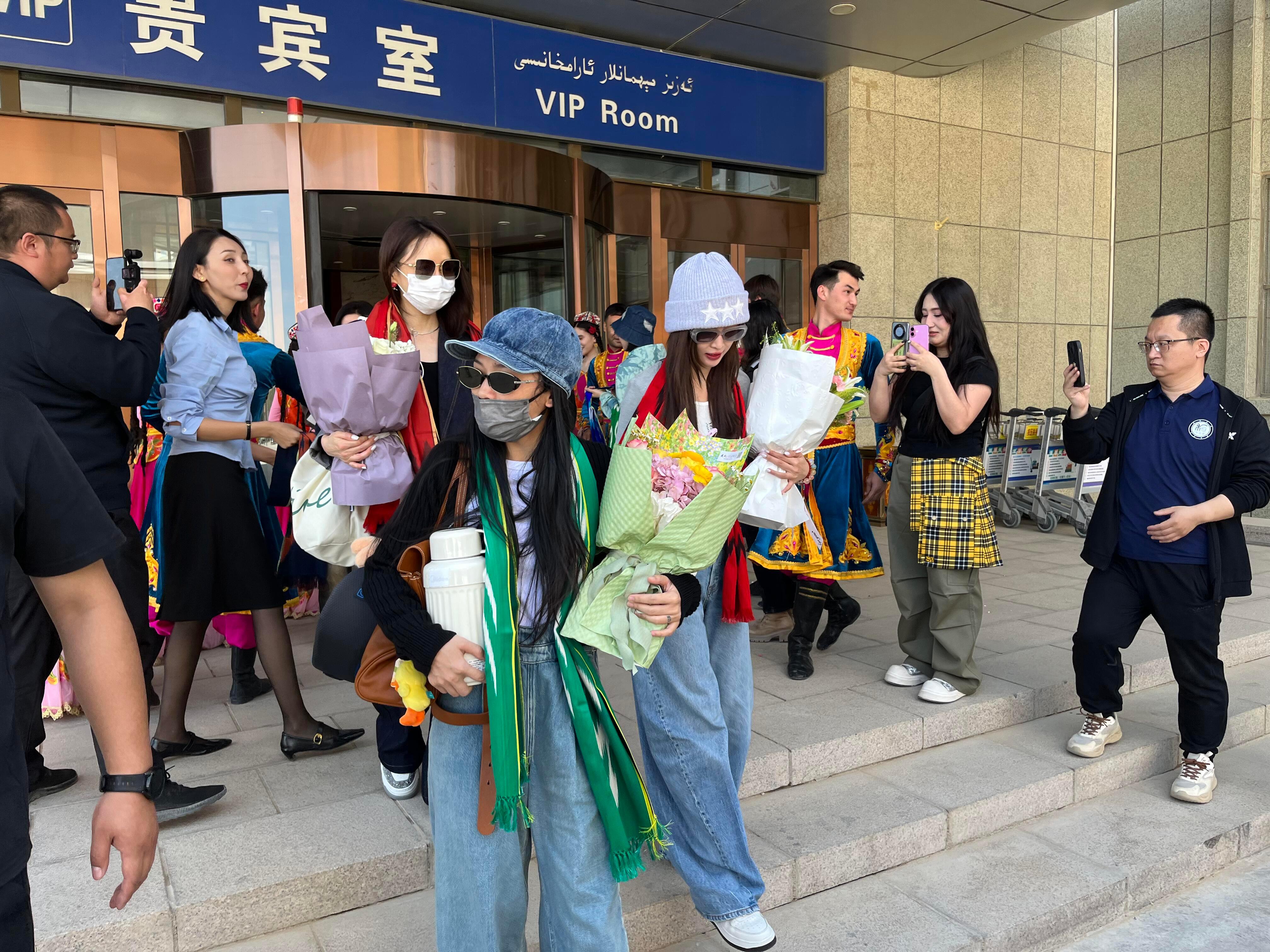 吴宣仪wxy吴宣仪乘风2025 捡到张之前和田到达带墨镜的吴选​​​