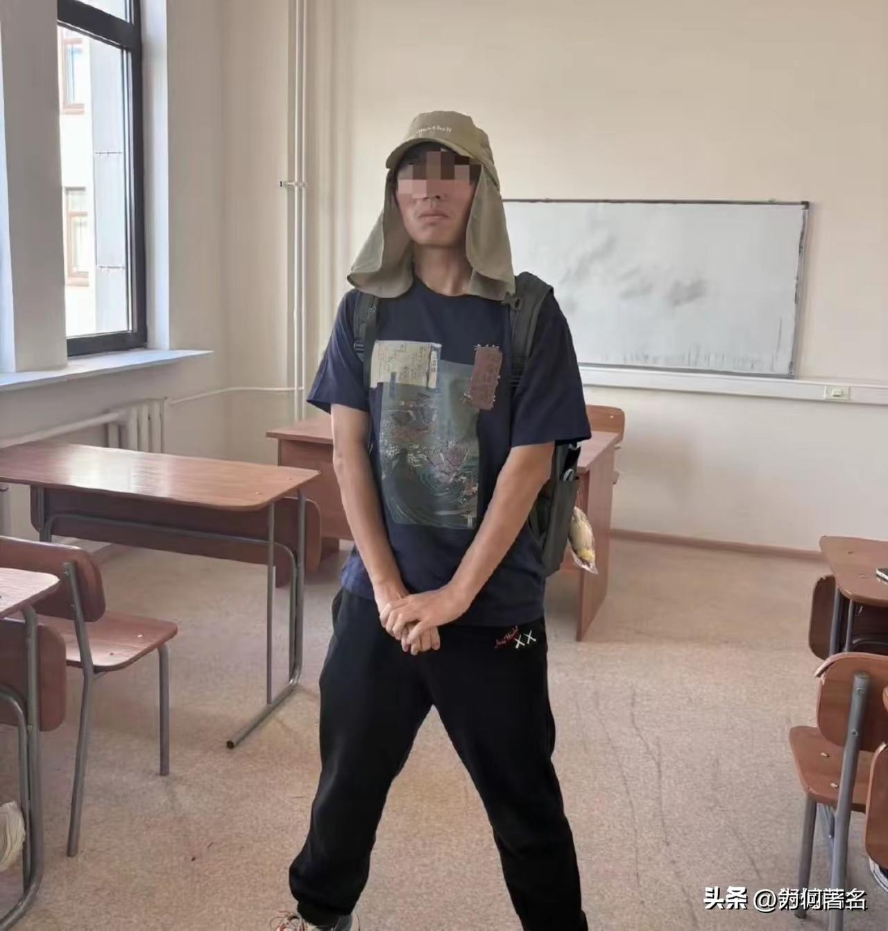 他这照片的姿势很奇怪、很眼熟，我想了很久，终于明白了！
这是南京大屠杀里百人斩那
