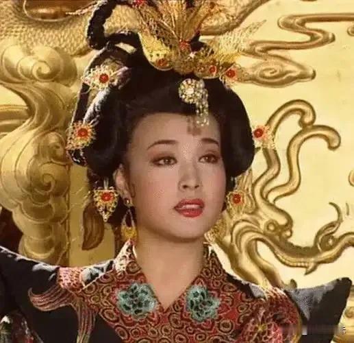 垂拱四年冬，武则天在朝堂上举起一封从扬州截获的密信。信中只有两个字：“青鹅”。她