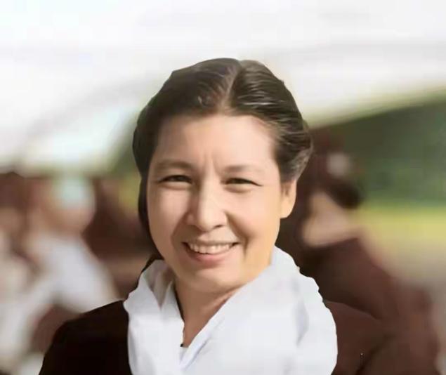 曾志，毛主席的亲密战友，湘女多娇的鲜活写照！她眉如远山目若秋水，天生明艳动人，却