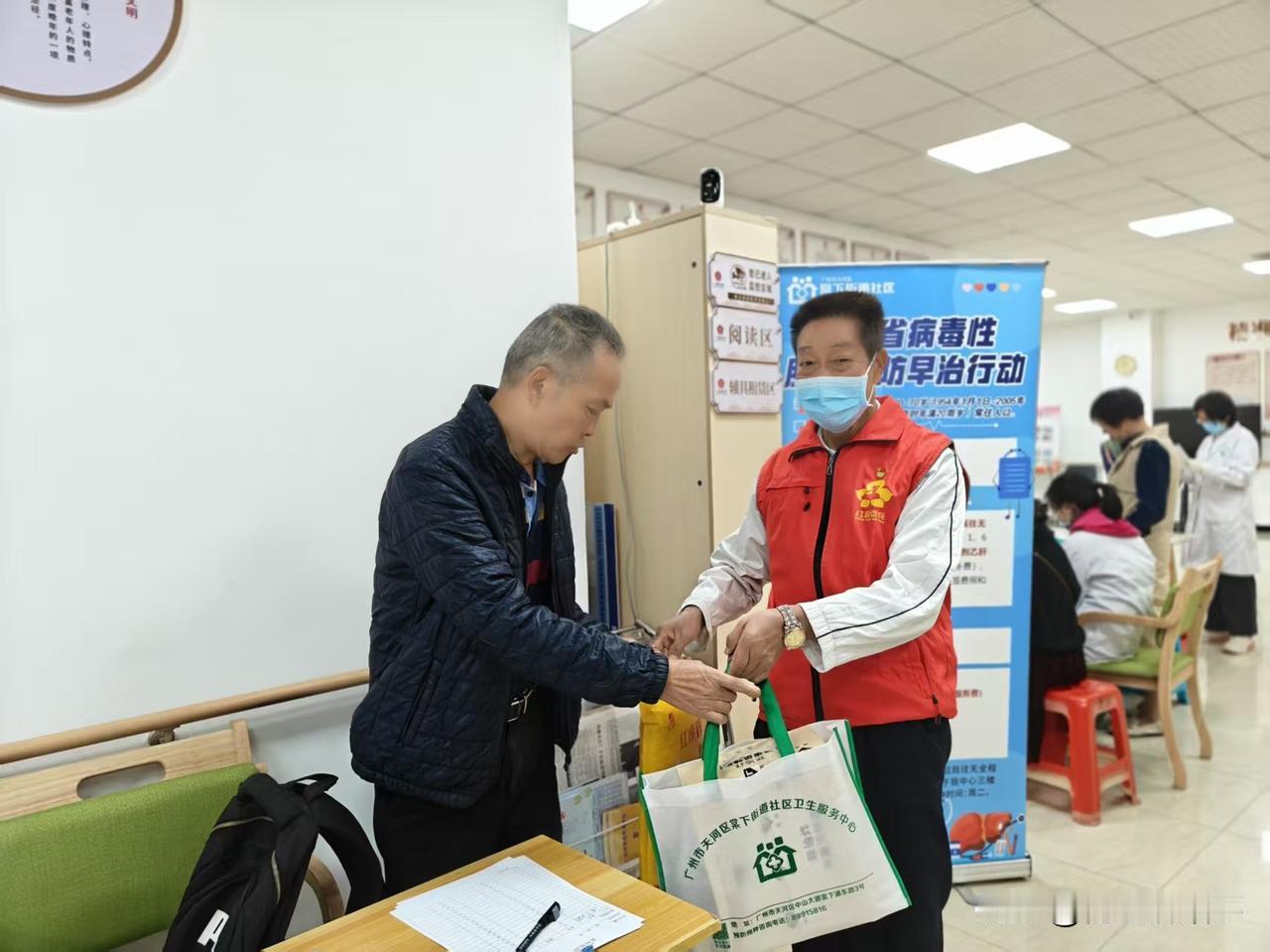 参战老兵十五运志愿服务忙 十五场坚守传递城市温情
 
11月26日，广州市优秀退