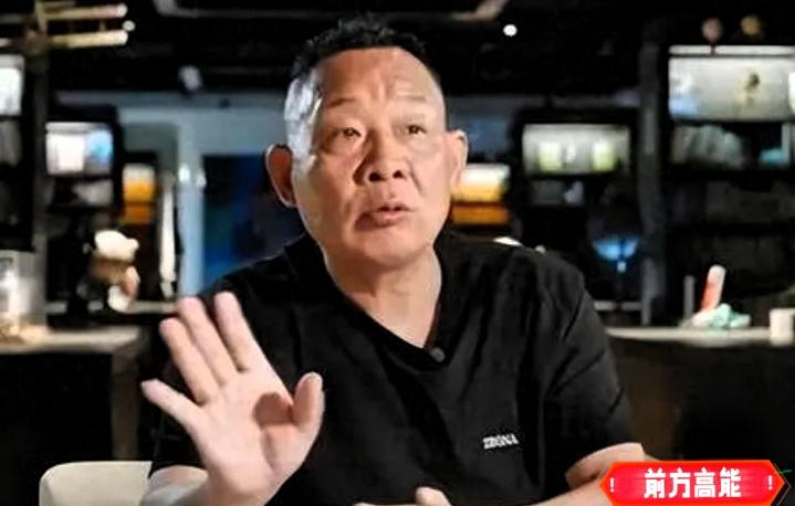 于东来这人，行事总能跳出常规，让人深思。
7月21日深夜，他在社交平台连发11条