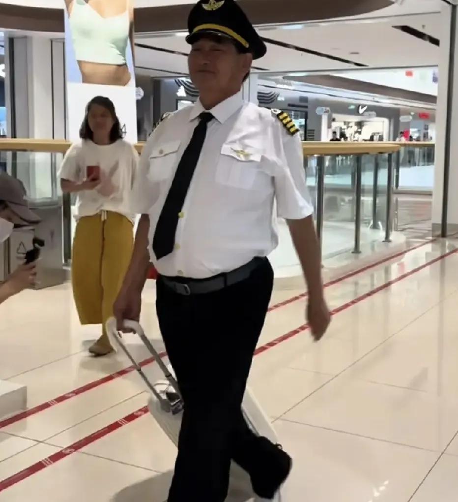 大衣哥在山东章丘世贸广场商场内演出活动现场，穿着道具机长制服
大衣哥朱之文最近在