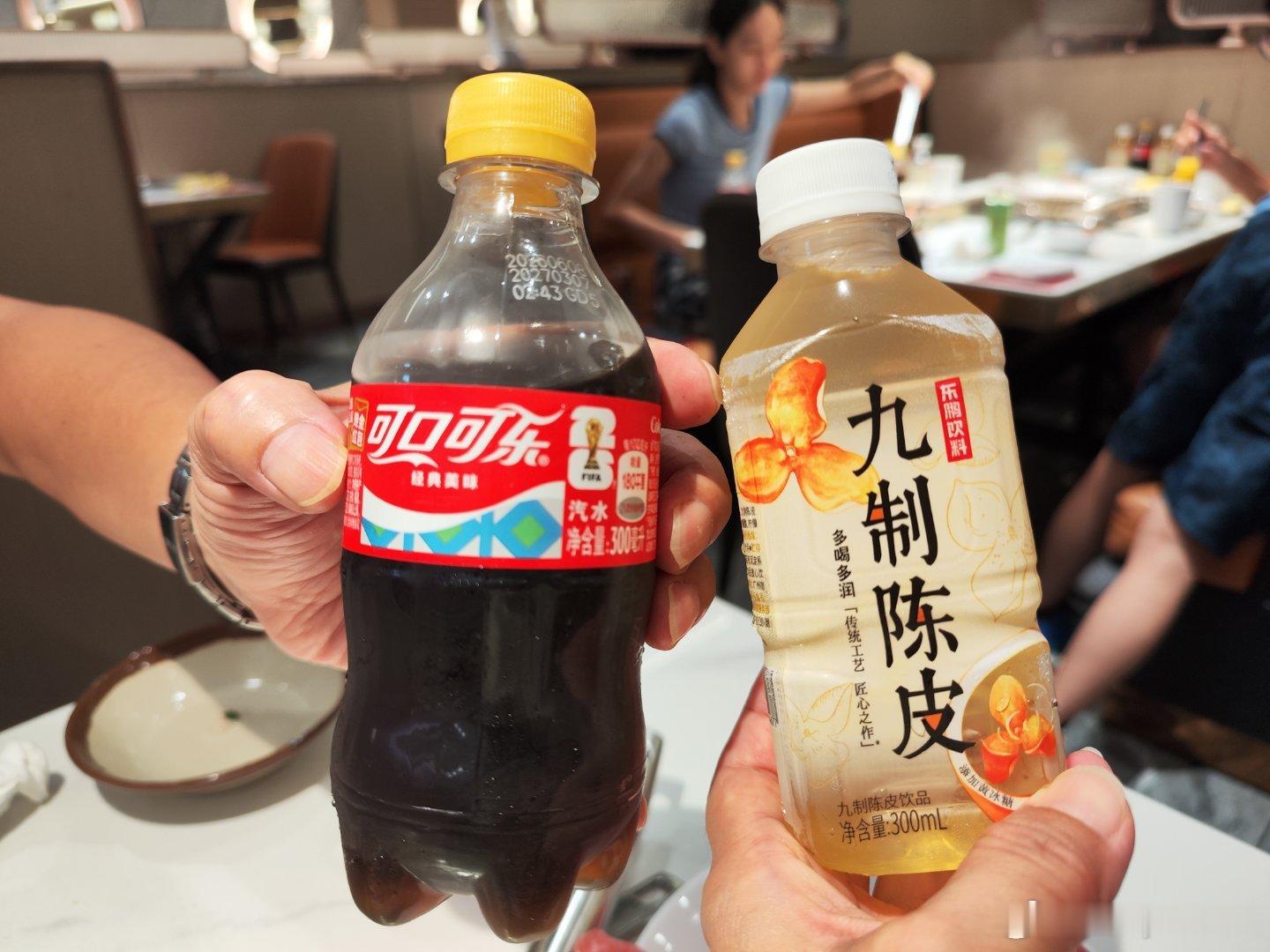 某间火锅店，生日免费吃，需一位正价陪同。美团买生日券，到店销核，一个手机号，只有