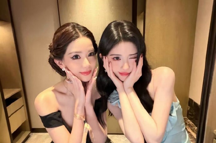 鞠婧祎迅猛龙盛典合照迅猛龙晒与鞠婧祎合影 两位美女来的