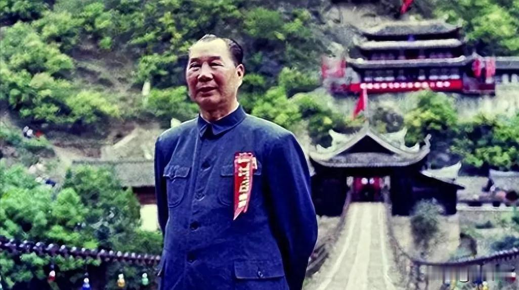 72岁的杨成武重返泸定桥，他独自一人站在桥上，不禁老泪纵横，哽咽着说道：怎么如今