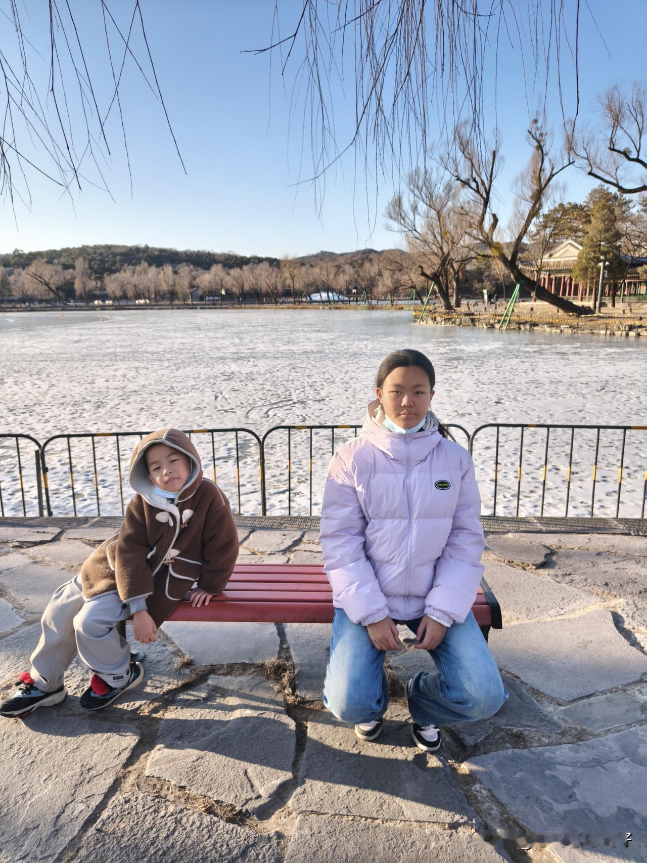 现在两个小孩同框总是那么调皮，我喜欢给他们拍合影，见证成长的喜悦。