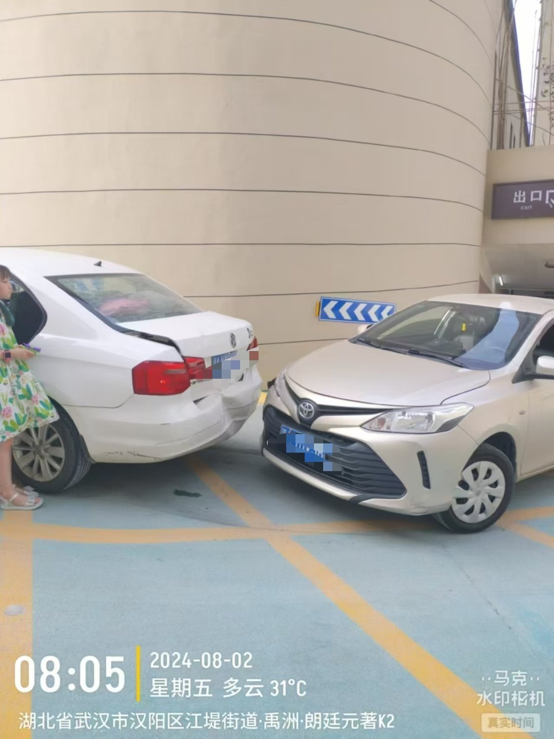 拍个照片，挪到旁边再处理不行吗？非要一直堵在进出口，刚好在上班点后面的人估计把他