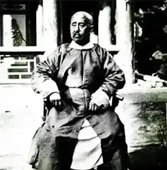 1868年8月，山东，一间破庙。

张宗禹带着最后十几个人，躲了进去。

两天前