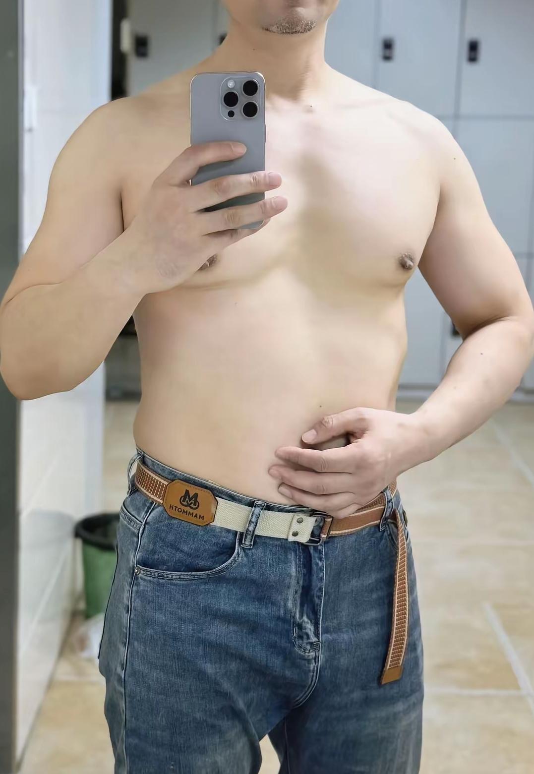 你也来晒晒50岁的自已吧！这是50岁中年大叔的自拍照，身材开始发福变样走型了，年