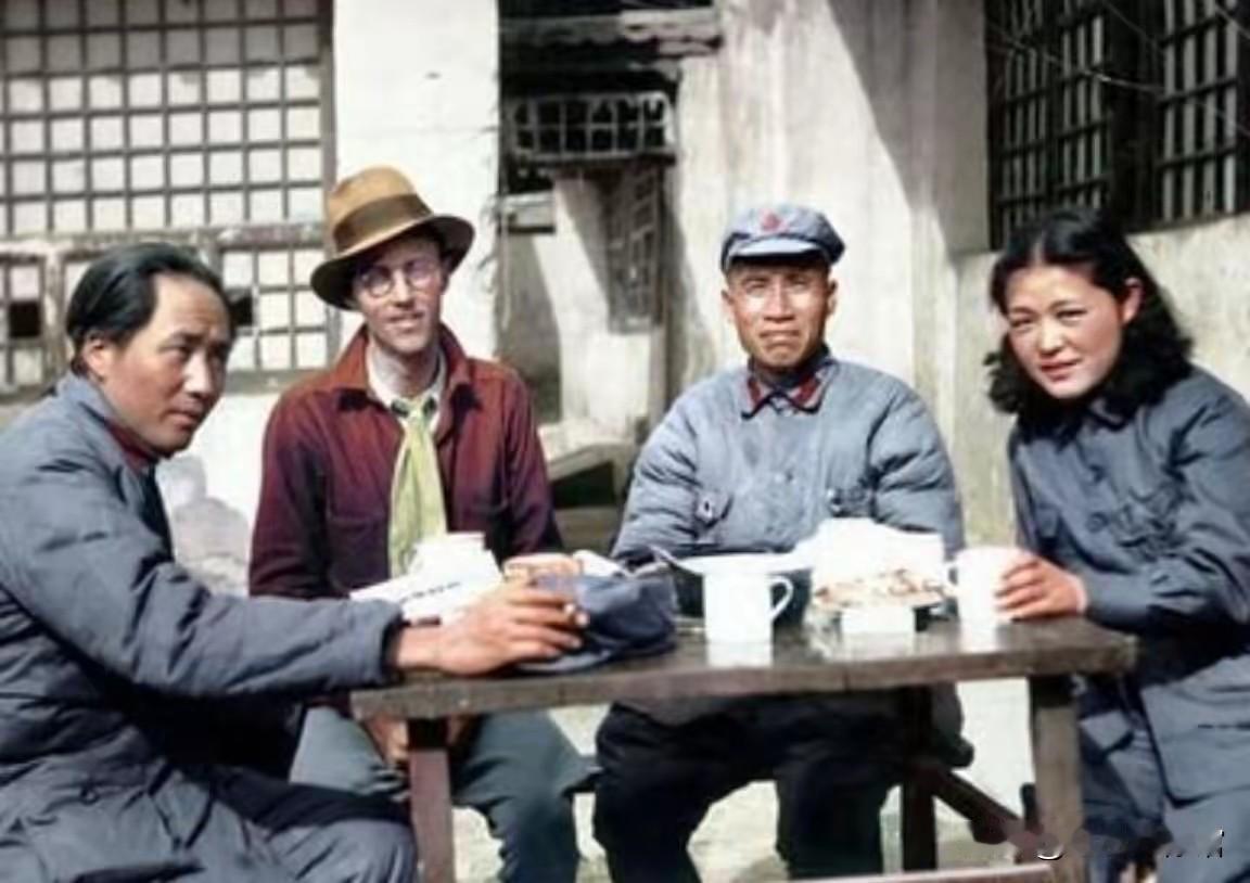 从左至右依次：毛泽东、埃德加·斯诺、朱德、艾格尼丝·史沫特莱。
右侧女同志：史沫