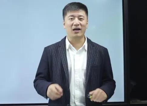 张雪峰走了，才41岁！

昨天下午3点50分，那个在讲台上语速飞快、嬉笑怒骂的“