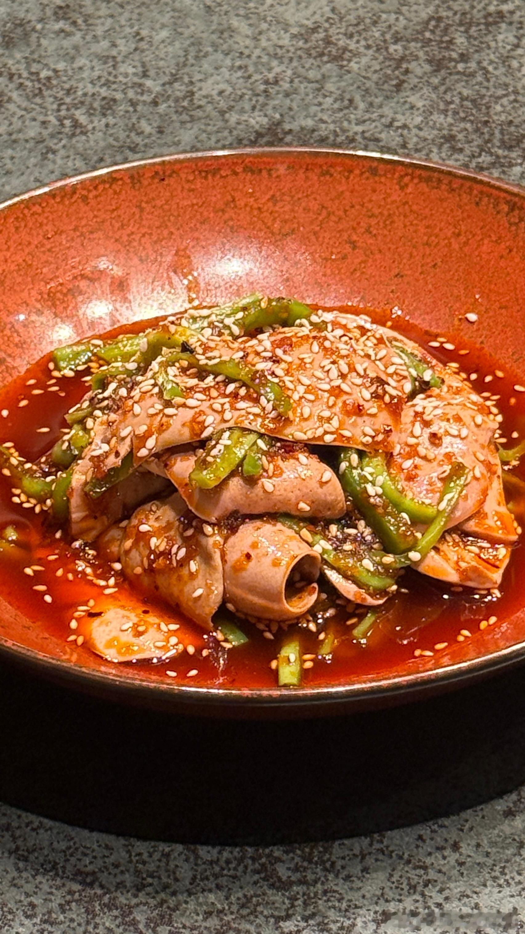 把菜吃完算什么本事？不算，必须吃完加菜再加菜，宫保鸡丁来两份，猪肝葱末又炝锅。但