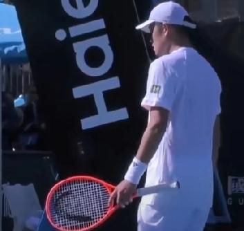 吴易昺挑战13号种子斯皮泽里
第四盘第7、8局，双方互保发球局，大比分带到5-3