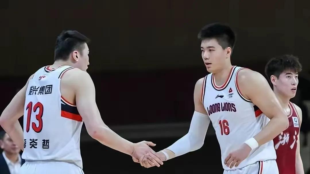 拒绝效仿广州队！广东男篮被曝想强留周琦，或惨遭新疆双塔碾压？广州队卖李炎哲给新疆