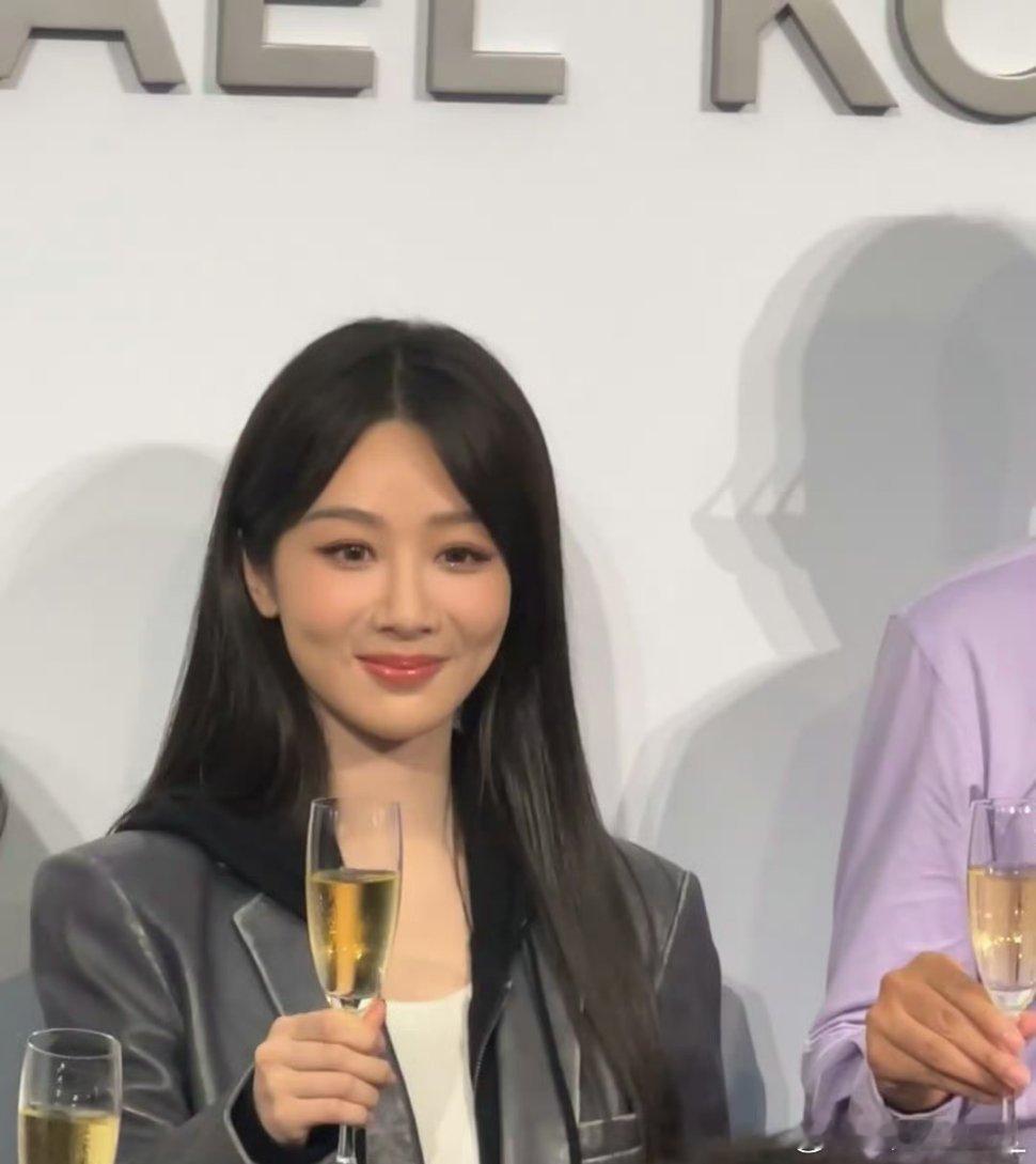 #杨紫成都活动##杨紫[超话]#真的太温婉了！这个简简单单黑长直的发型在她身上就