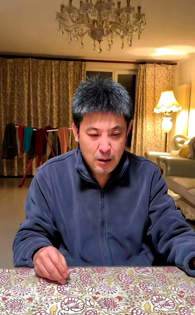 孙涛被硬塞了一口大锅。
 
1月2号中午，他开直播聊家常，连闫学晶三个字都没提。