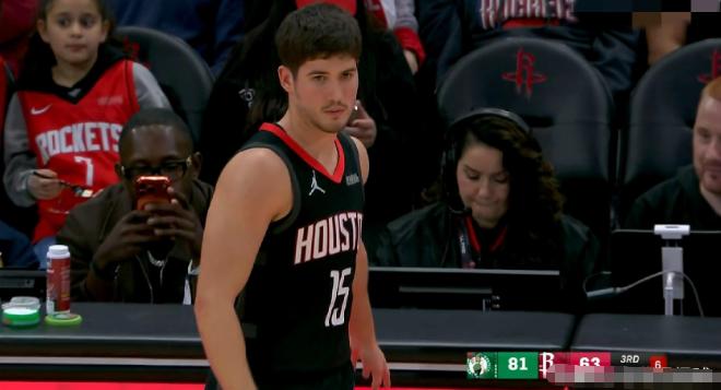 真是被火箭新星谢波德给气疯了！在今天火箭主场以93：114惨败于凯尔特人的比赛中