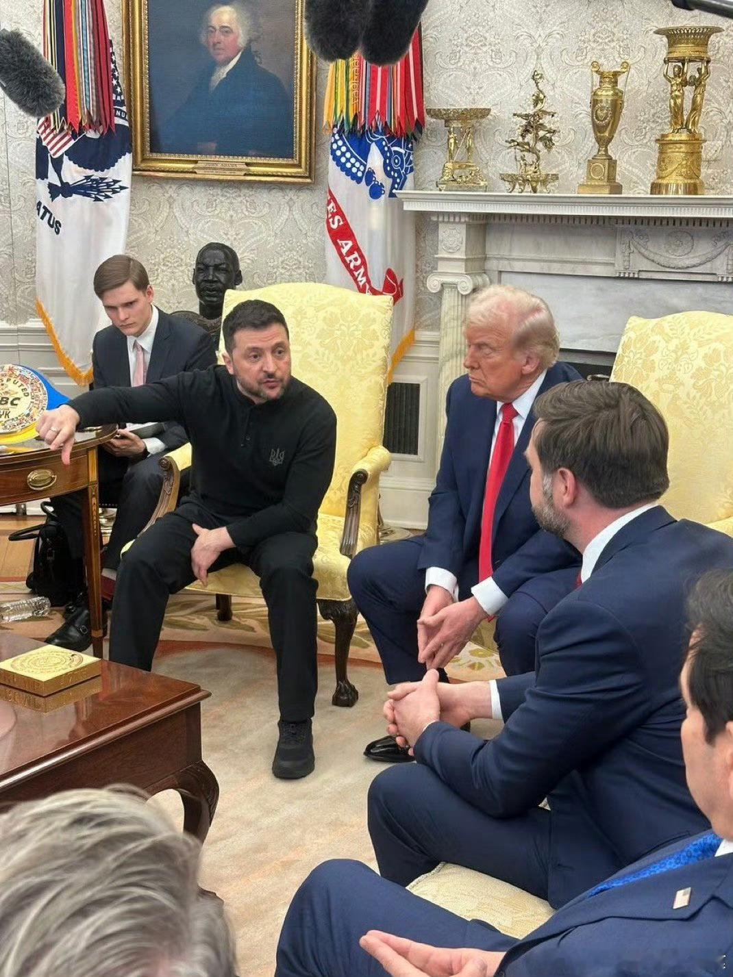 美国记者第一次见白宫里吵架 乌克兰出圣人了？真可以啊哈哈哈[doge][doge