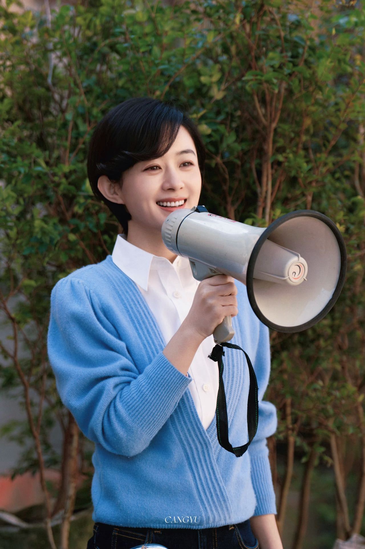 赵丽颖新剧用纸条实况转播 郑德诚向全体干部道歉这场戏，李秋萍的做法很打动人，她的