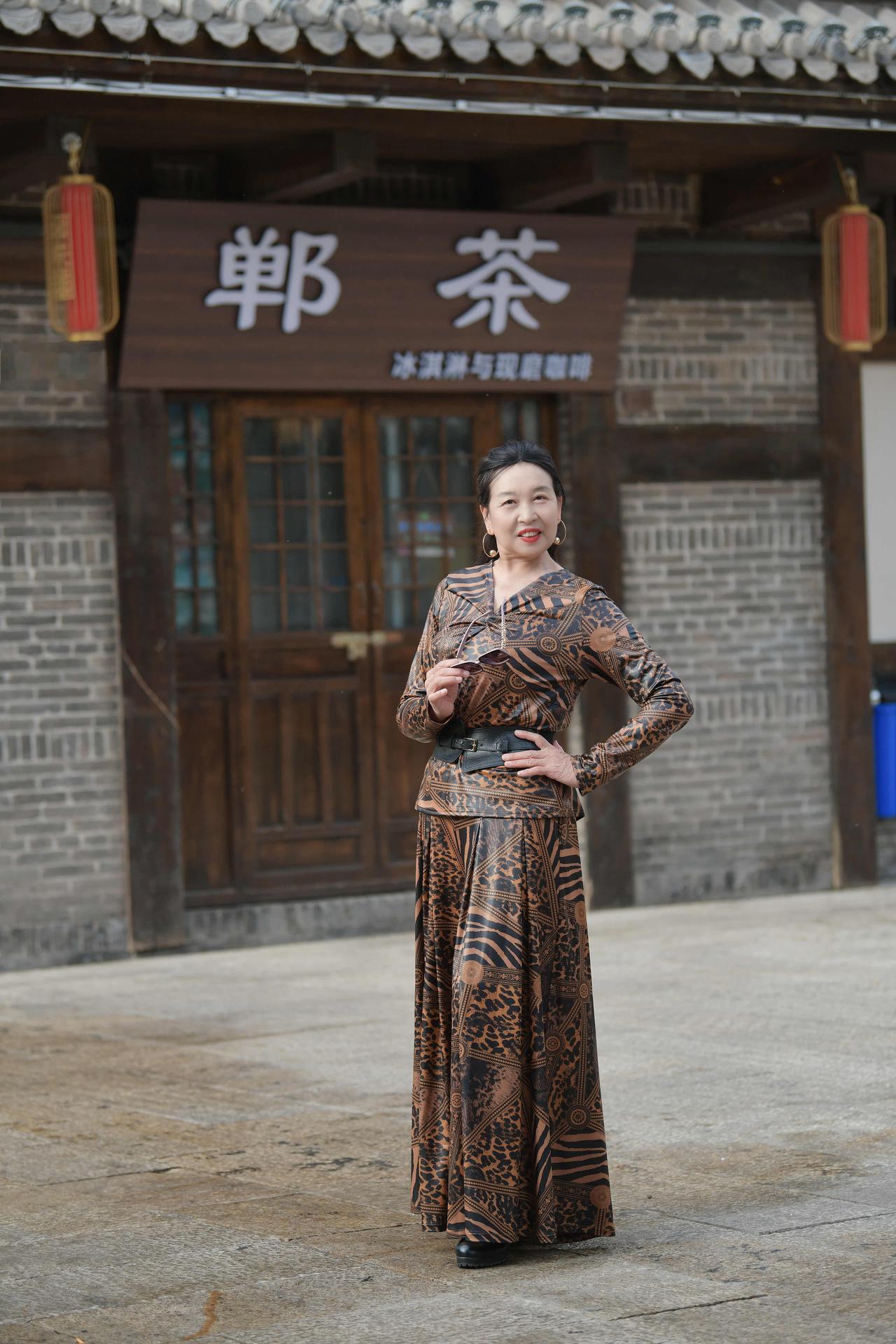 优雅复古风，砖墙上的时尚印记