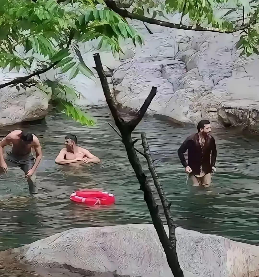 三名印度人在中国庐山景区水潭洗澡无人管，引发网友激烈反对，景区终于道歉了！
随着