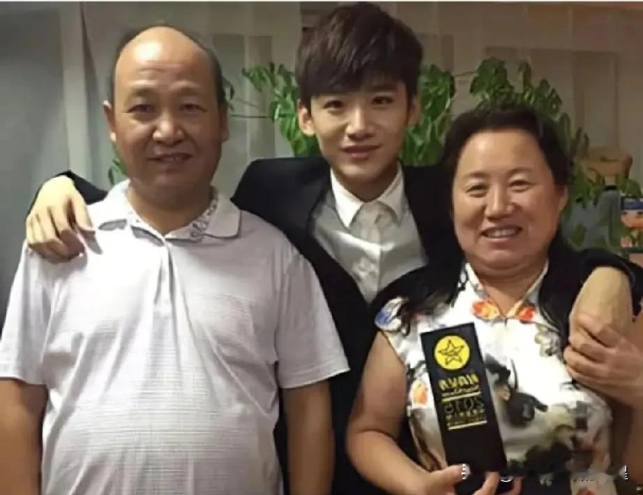 三大明星家庭同框照来了！哪一家幸福得让你羡慕了呢？

照片里每家都温馨和睦，看着