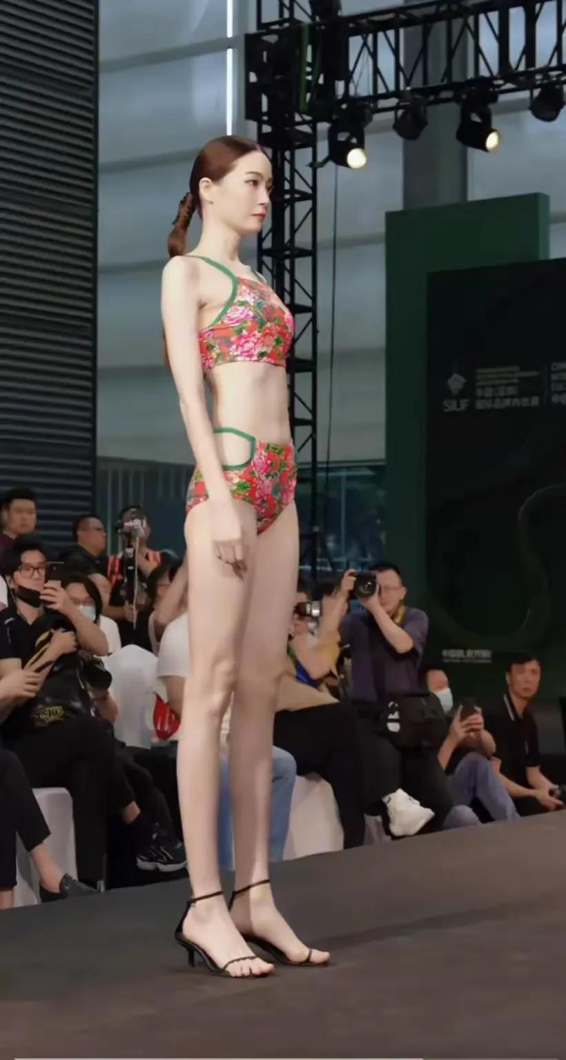 感觉是机器人内衣秀。