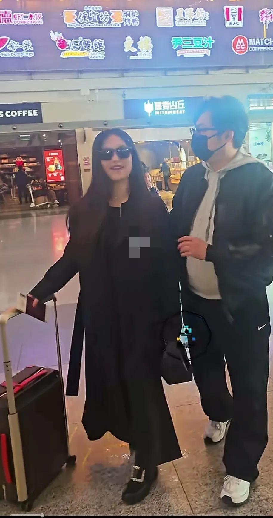 李湘的爱女王诗龄，被爱包围的小女孩长大了，宠爱于一身的孩子，表面波澜不惊，性格温