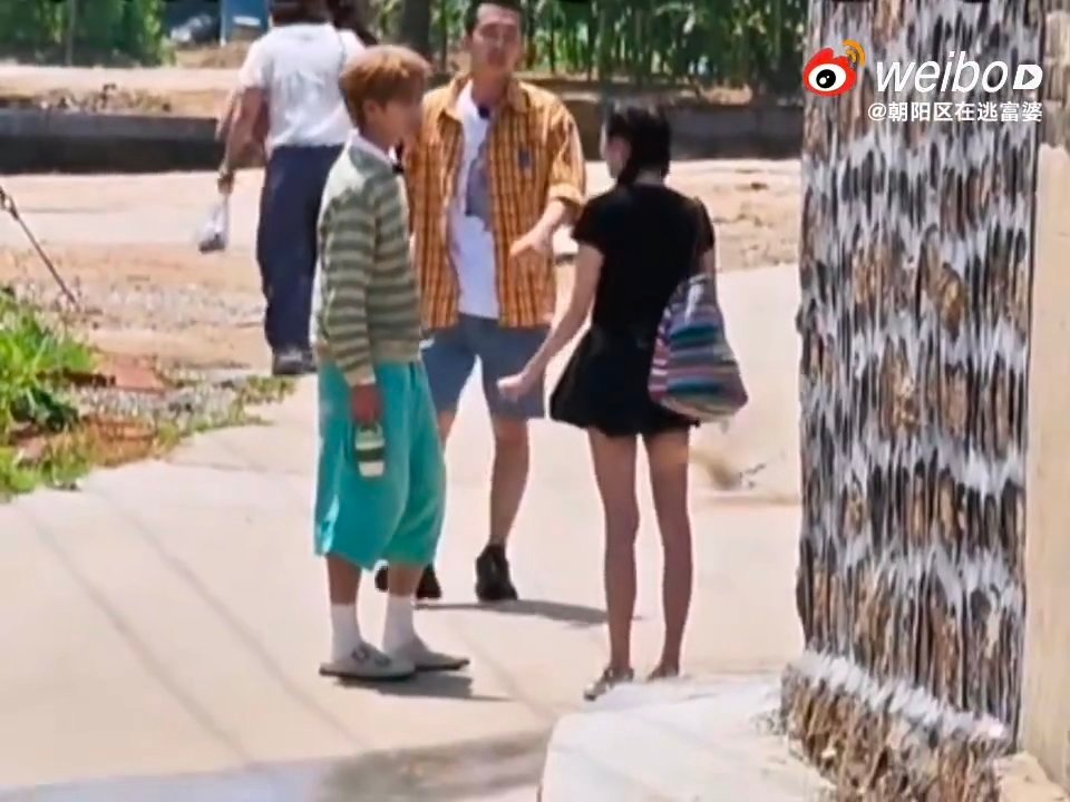 李昀锐从下车就拎着关晓彤的包李昀锐帮关晓彤拎包我说李昀锐你也太自觉了吧！从下车就
