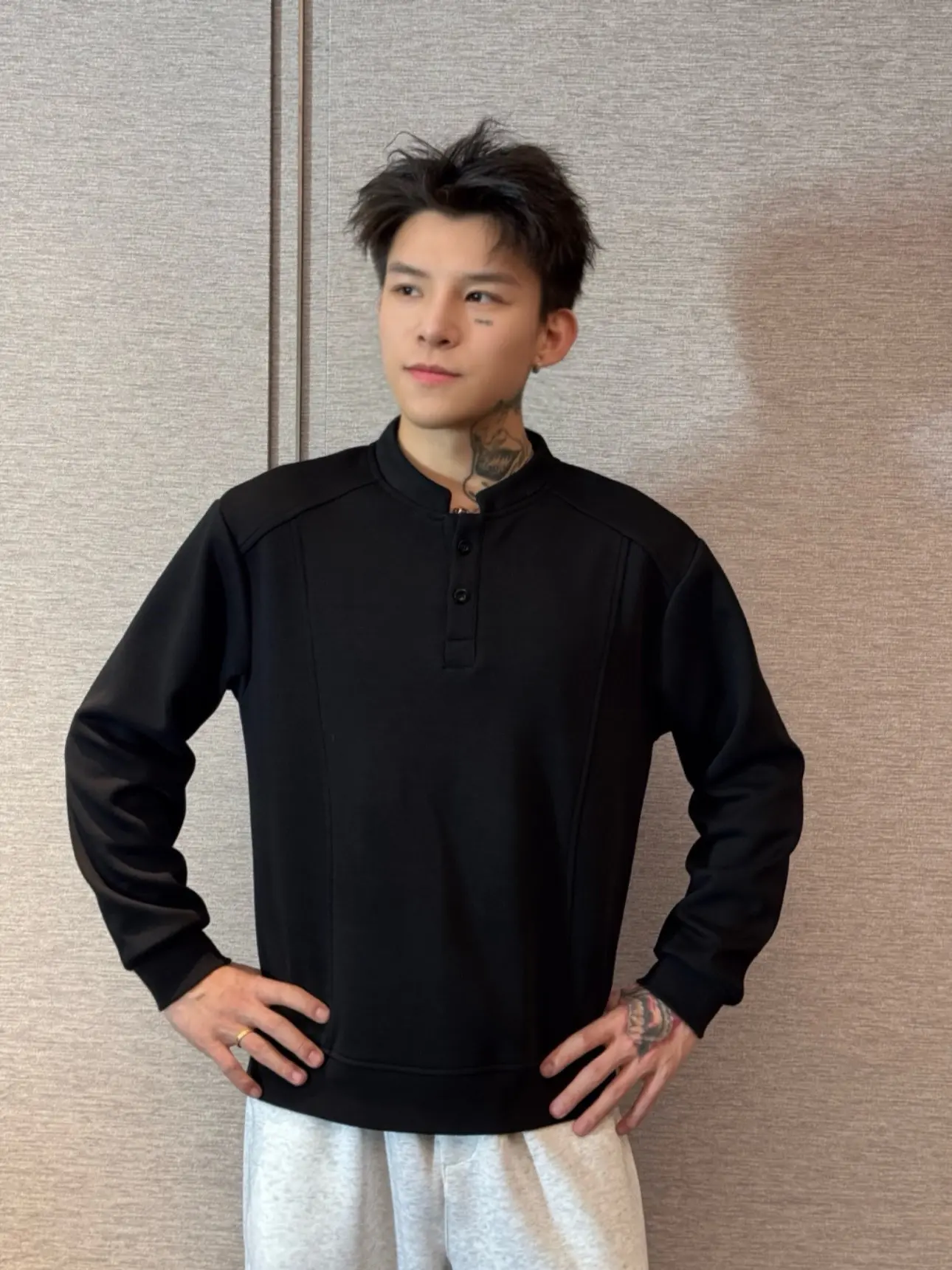 皮囊不一定完美 亨利领长袖T恤得到位